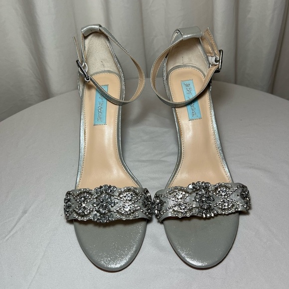 Betsey Johnson SB Gina Bridal Heels - Silver with Blue Bottoms - Size 8.5 - EUC - Picture 2 of 12